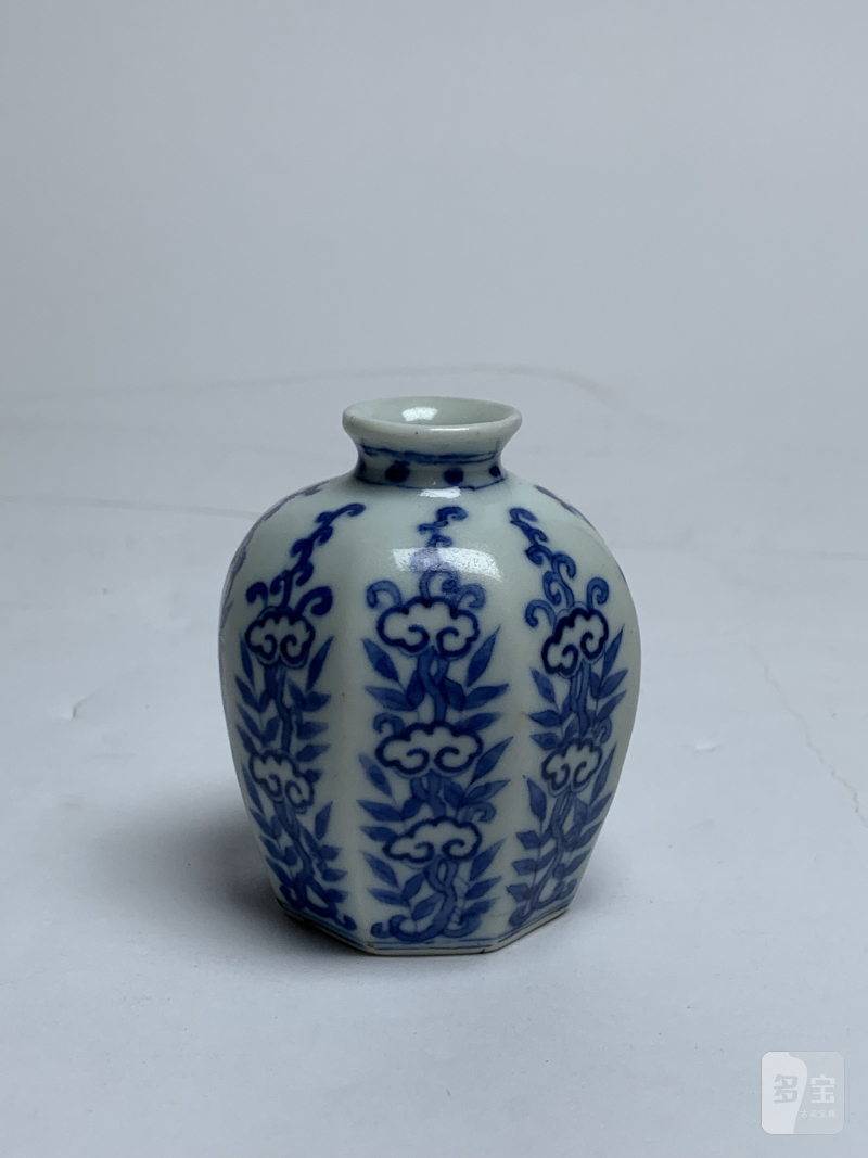 清雍正 青花灵芝纹八棱小罐 - 图2